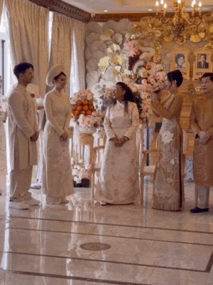 Tiên Nguyễn giật mình che mặt khi nghe mẹ tỷ phú dặn dò 4 chữ giữa lễ cưới - Hình 1