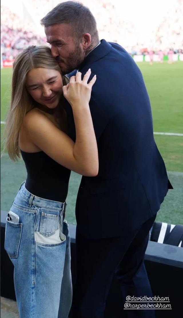 Bức ảnh gây sốt cõi mạng của David Beckham và con gái út Harper, tiểu thư tài phiệt càng lớn càng xinh đẹp - Hình 1