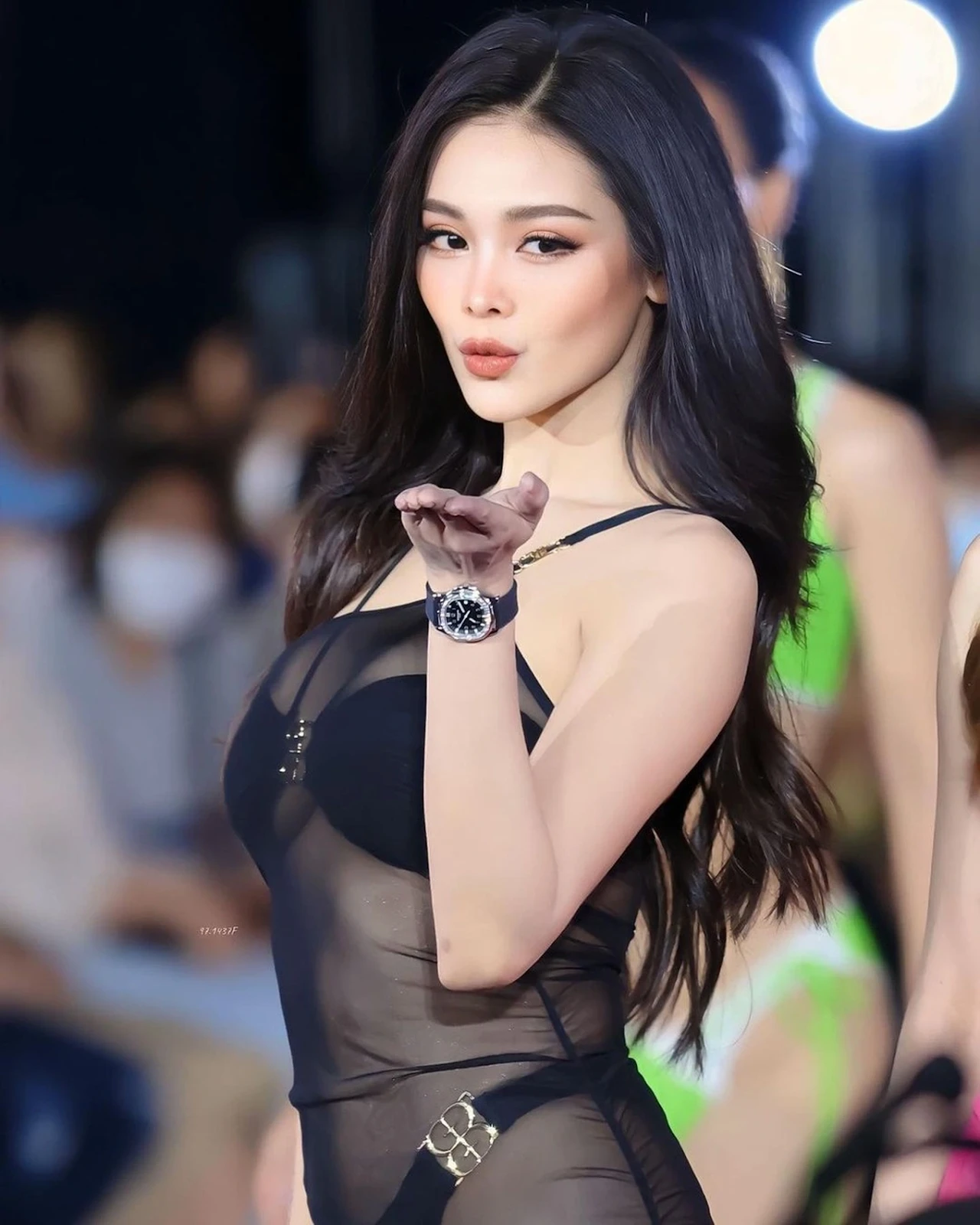 Engfa Waraha, Charlotte sang Việt Nam, diện áo dài đằm thắm, 1 NTK hé lộ bí mật - Hình 6