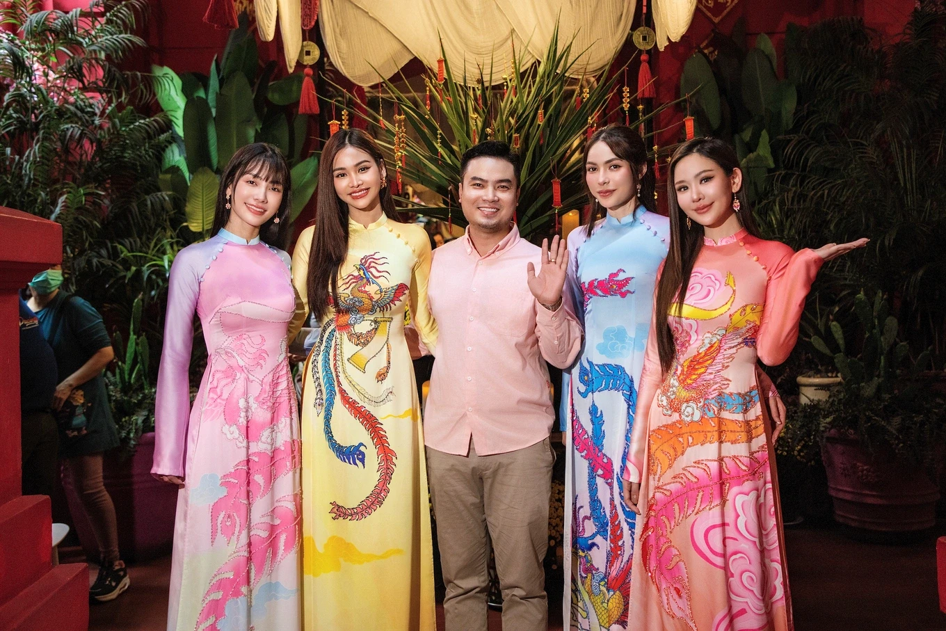 Engfa Waraha, Charlotte sang Việt Nam, diện áo dài đằm thắm, 1 NTK hé lộ bí mật - Hình 2