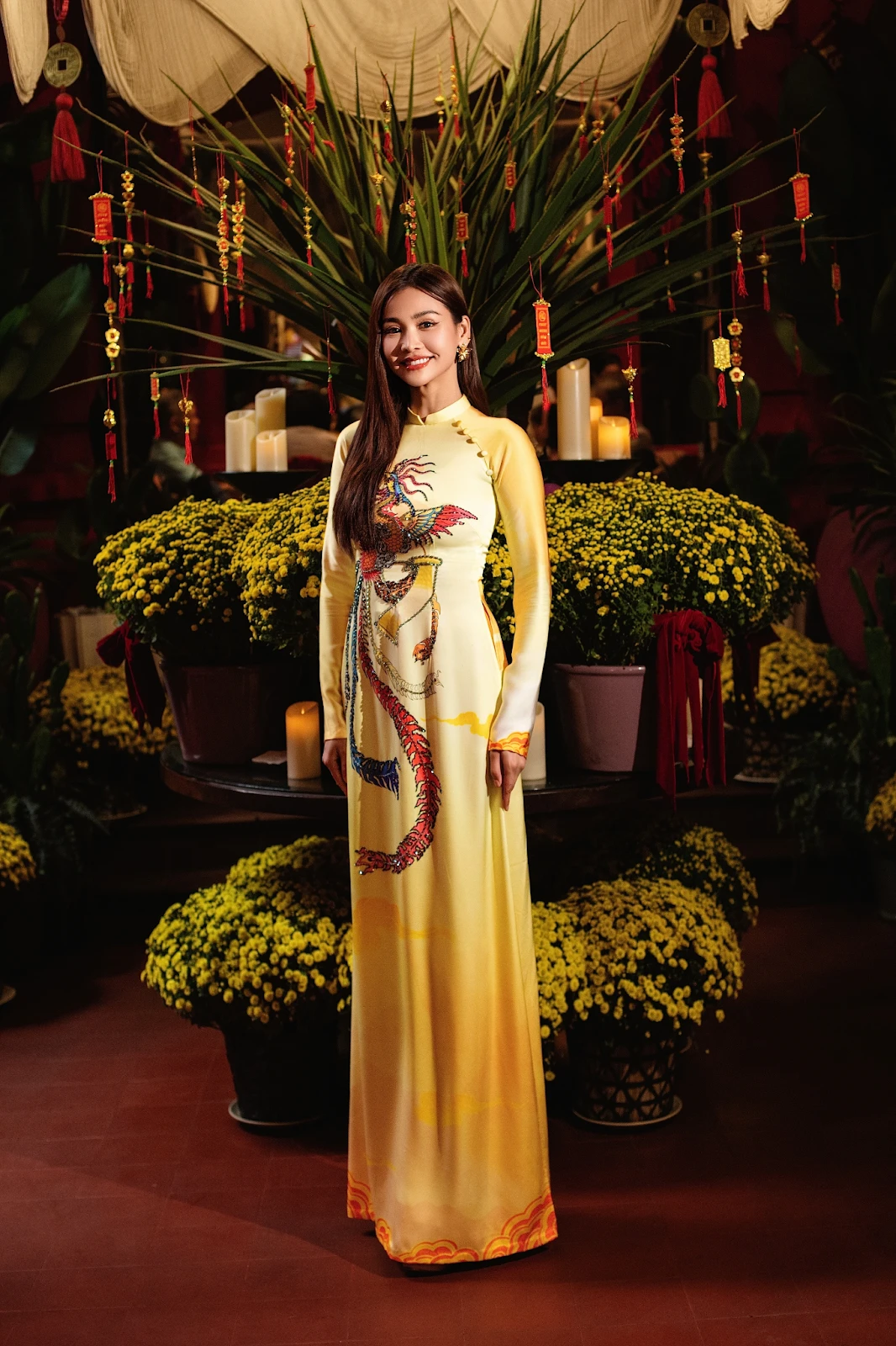 Engfa Waraha, Charlotte sang Việt Nam, diện áo dài đằm thắm, 1 NTK hé lộ bí mật - Hình 3