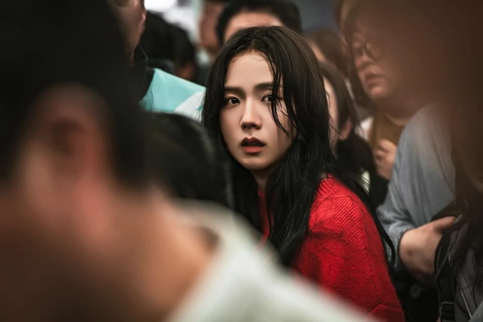 Jisoo diễn sợ hãi ra nét hài, fan nước nhà phản ứng dữ dội, chỉ nên làm ca sĩ? - Hình 4