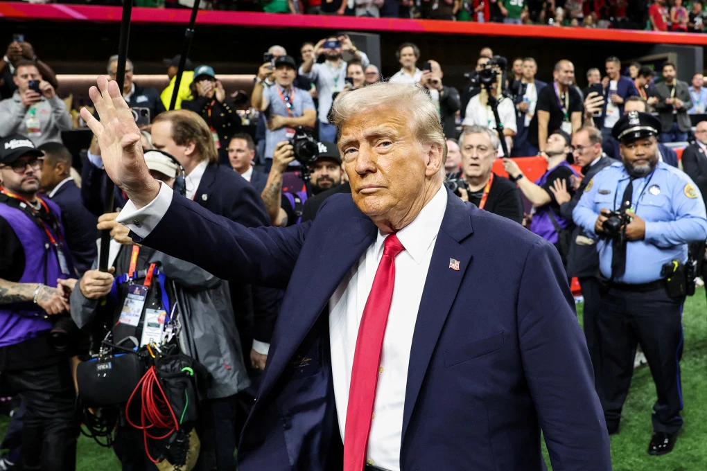 Taylor Swift bị mắng khi kém duyên tại Super Bowl, Donald Trump được chào đón - Hình 4