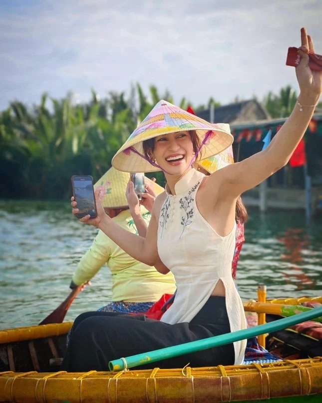 Công chúa giải trí Thái gây sốt cõi mạng vì 1 loạt ảnh siêu chất tại Hội An - Hình 1