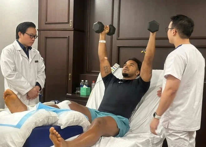 Xuân Son bất ngờ để lộ chân sưng phù, Văn Hậu lập tức đăng ảnh cạnh tranh? - Hình 3