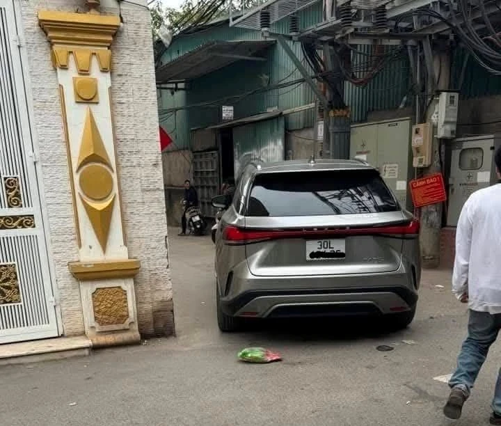 Vụ tài xế 2k4 trong ô tô bị tẩn túi bụi trên phố HN: vì không kịp dịch xe? - Hình 8