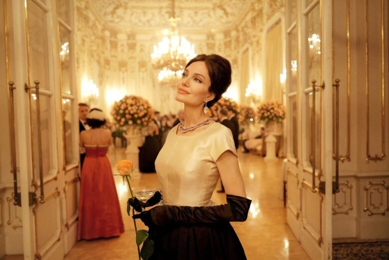 Angelina Jolie đánh đổi 1 mối quan hệ để lập kế hoạch trả thù Brad Pitt? - Hình 4