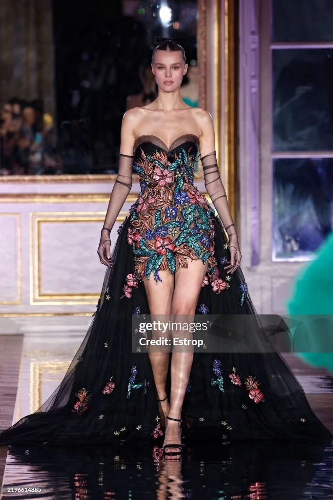 Đương kim Miss Universe 2024 catwalk tệ hại, xuất hiện gây thất vọng tràn trề - Hình 3