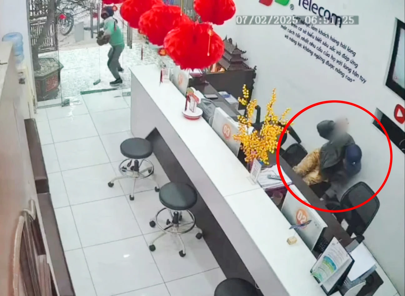 Vụ nữ nhân viên bị người lạ cầm vật sắc dọa hoảng sợ: Cảm phục lời kể bác bảo vệ - Hình 3