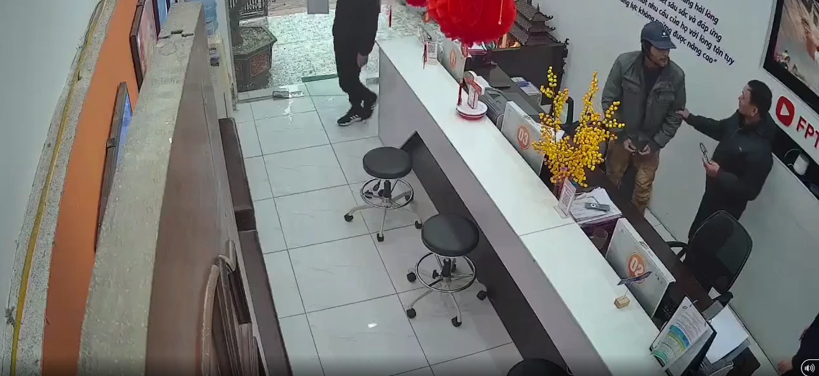 Vụ nữ nhân viên bị người lạ cầm vật sắc dọa hoảng sợ: Cảm phục lời kể bác bảo vệ - Hình 4