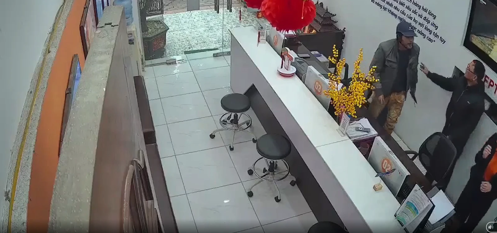 Vụ nữ nhân viên bị người lạ cầm vật sắc dọa hoảng sợ: Cảm phục lời kể bác bảo vệ - Hình 1