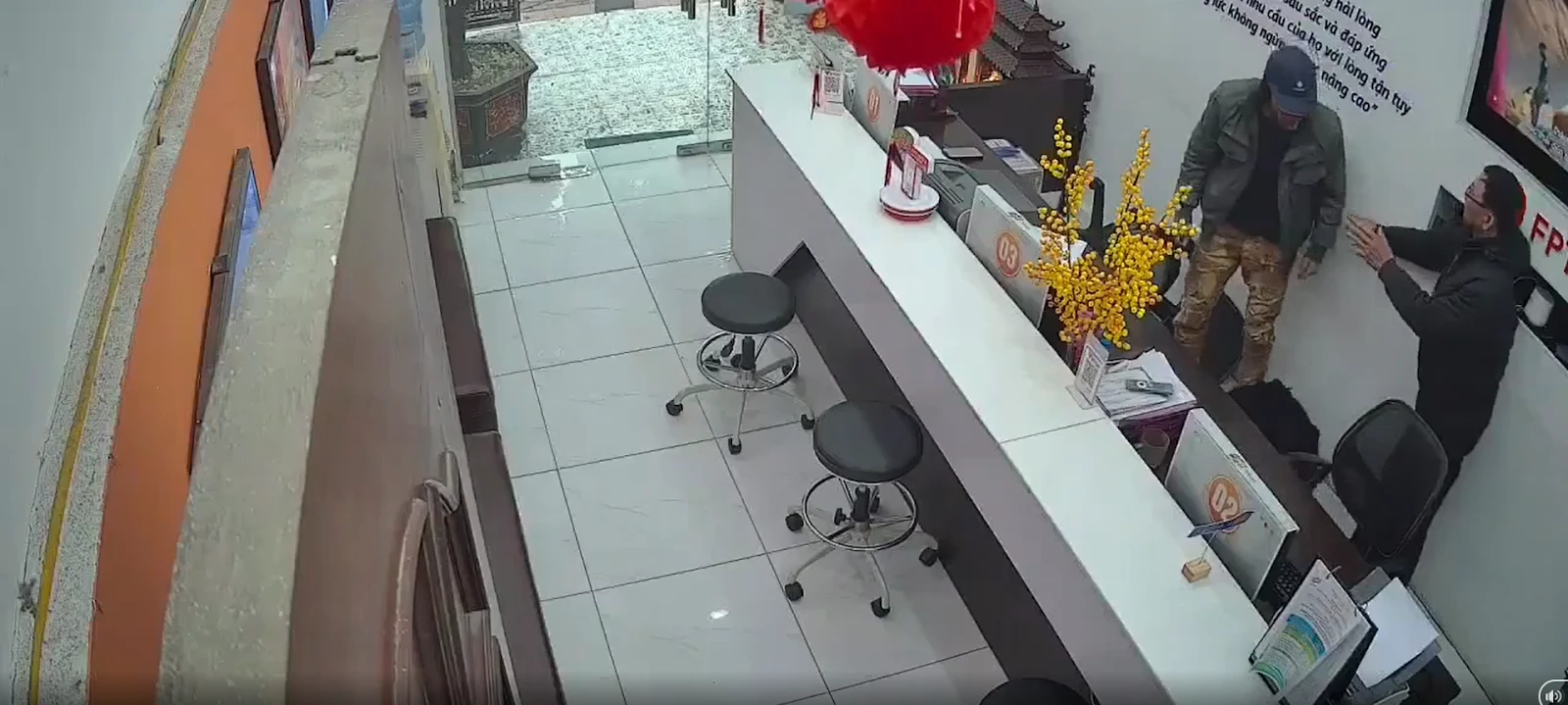 Vụ nữ nhân viên bị người lạ cầm vật sắc dọa hoảng sợ: Cảm phục lời kể bác bảo vệ - Hình 2