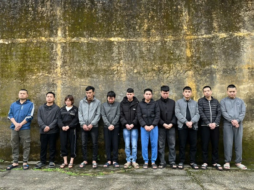 Công an Hà Tĩnh đột nhập sang Campuchia bắt trọn ổ 56 người làm việc lừa online - Hình 4