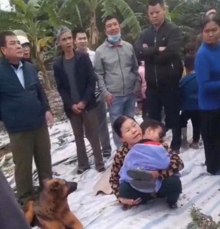 Xôn xao vụ bé trai đi lạc được cậu vàng trông cả đêm, ba mẹ lo sốt vó - Hình 3