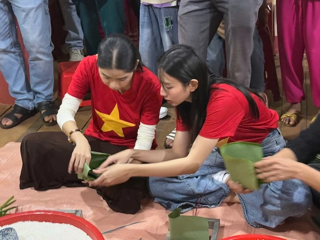 Hoa hậu Thùy Tiên chơi lớn chụp hình cùng khủng long, Netizen thích thú - Hình 5