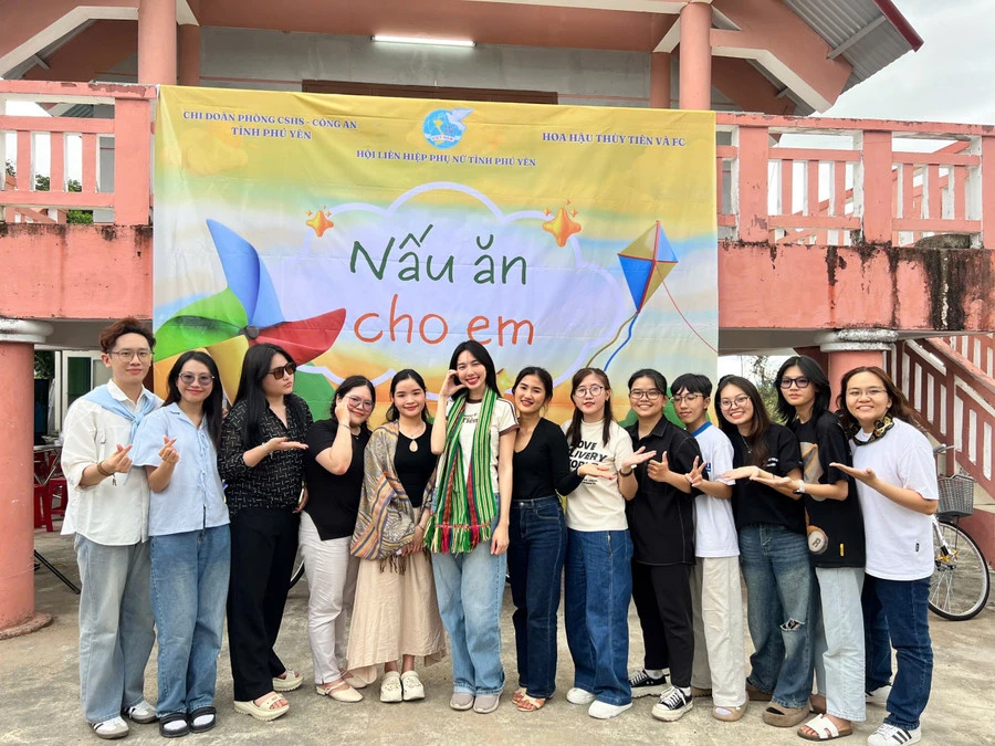 Hoa hậu Thùy Tiên chơi lớn chụp hình cùng khủng long, Netizen thích thú - Hình 4