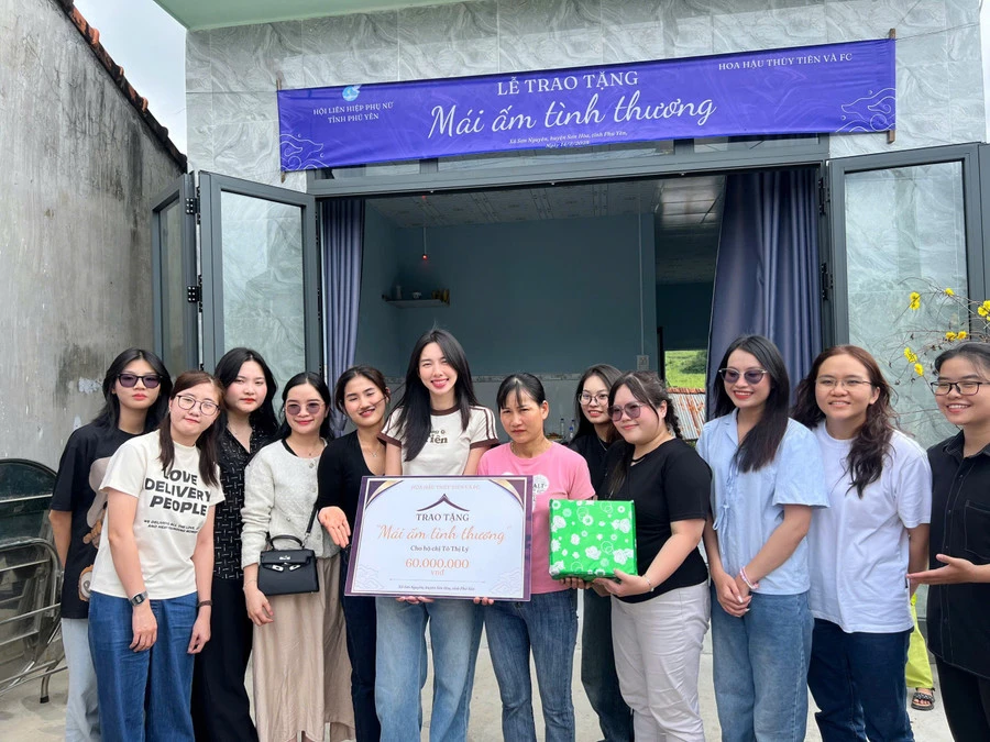 Hoa hậu Thùy Tiên chơi lớn chụp hình cùng khủng long, Netizen thích thú - Hình 3