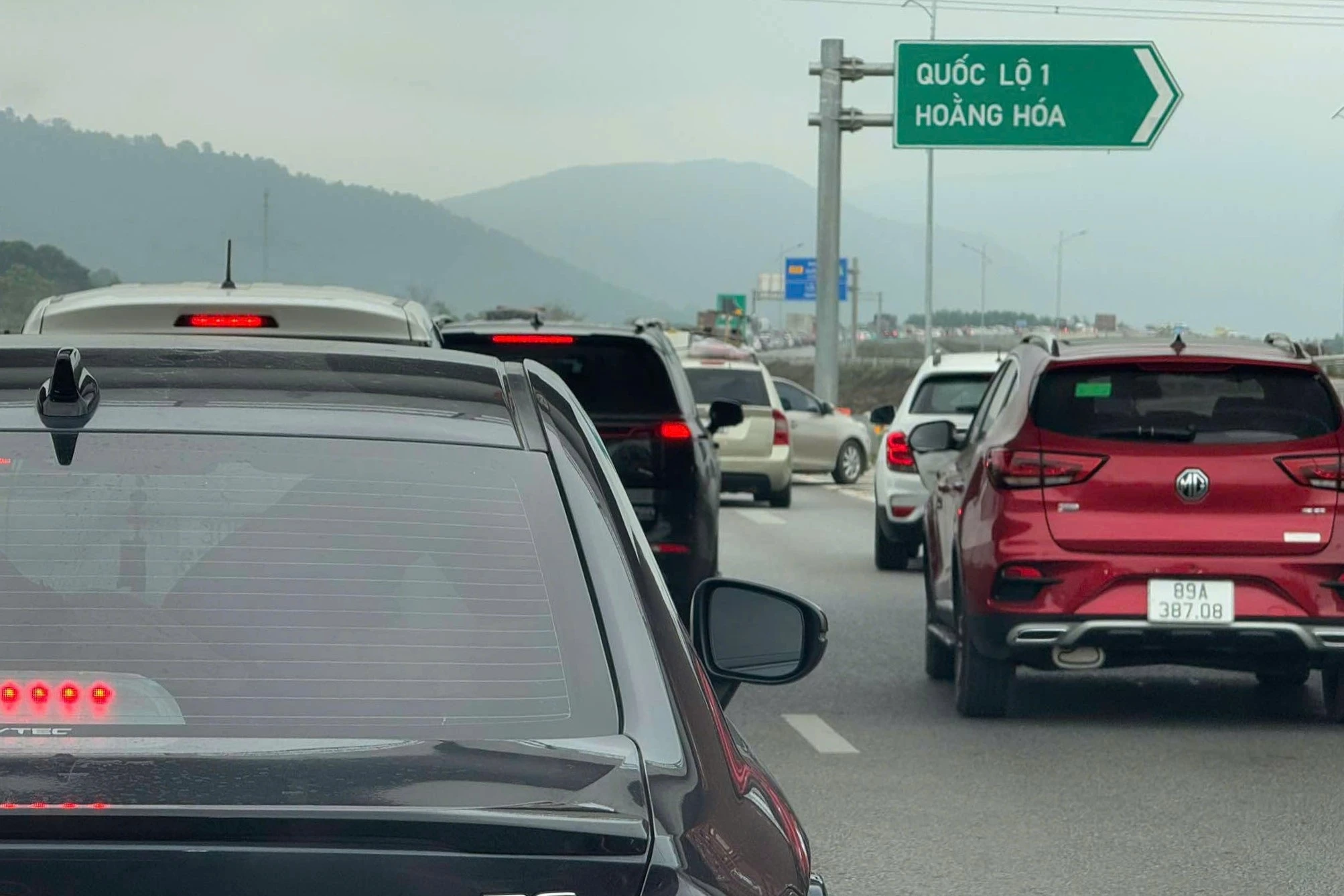 4 ô tô va chạm liên hoàn, cao tốc qua Thanh Hóa ùn tắc - Hình 2