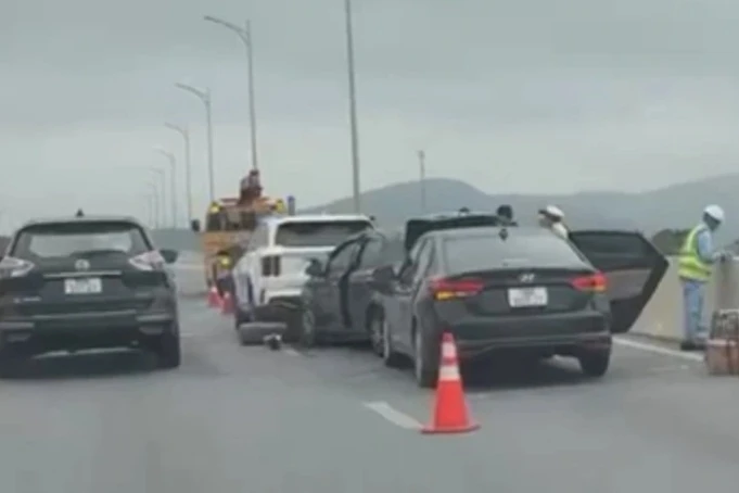 4 ô tô va chạm liên hoàn, cao tốc qua Thanh Hóa ùn tắc - Hình 1