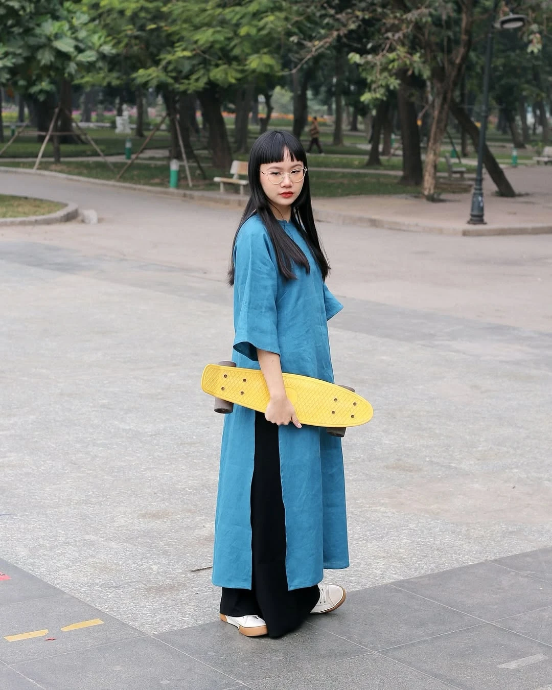 Áo dài phối sneakers, phá cách nhưng vẫn giữ trọn nét duyên dáng ngày xuân - Hình 6