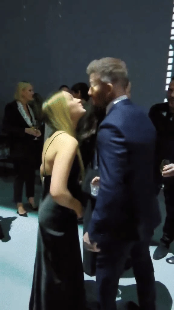 Clip viral khắp cõi mạng: Công chúa út Harper Seven né nụ hôn của bố David Beckham - Hình 2