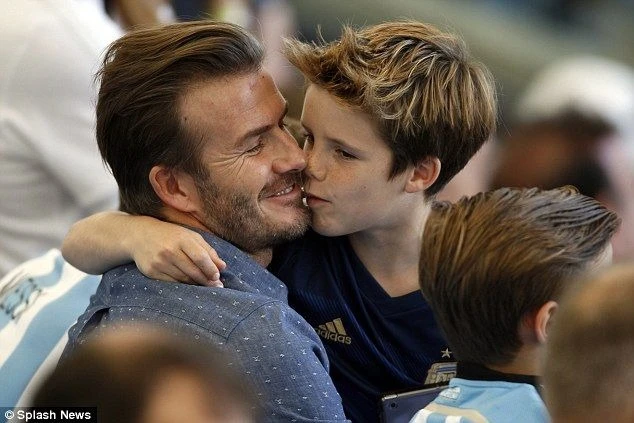Clip viral khắp cõi mạng: Công chúa út Harper Seven né nụ hôn của bố David Beckham - Hình 6
