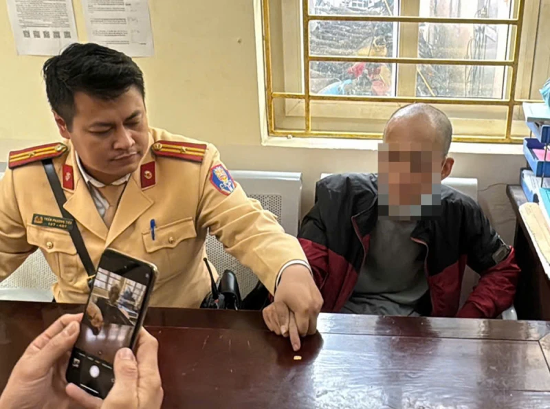 Dắt ma túy trong người đi chơi Tết thì bị CSGT bắt - Hình 1