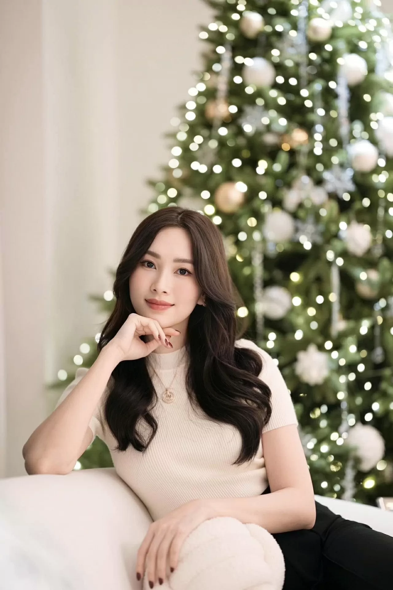 Đứng ngồi không yên với nhan sắc trẻ trung của Hoa hậu Đặng Thu Thảo - Hình 5