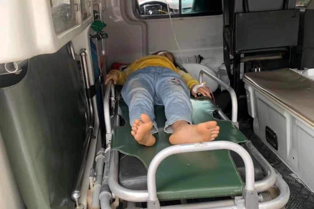 Hai chị em nguy kịch sau khi uống lọ dung dịch màu hồng vứt ngoài ruộng - Hình 1