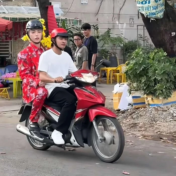 Lê Tuấn Khang chở Đức Phúc đi đám giỗ bên cồn - Hình 2