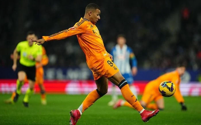 Lộ lời Vinicius nói với Mbappe sau trận thua đau của Real Madrid - Hình 2