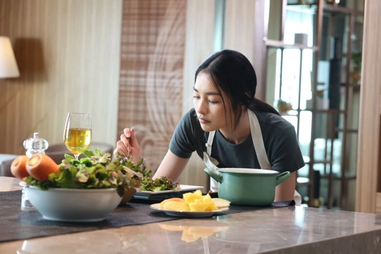 Mấy ngày Tết, tôi vất vả việc thờ cúng, đón tiếp khách nhà chồng, đến Mùng 3 thì nhận được câu nói không thể đắng cay hơn - Hình 1