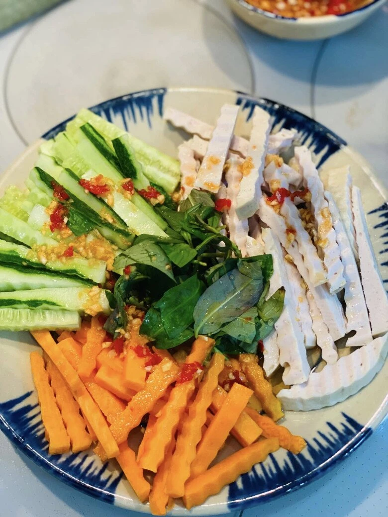 Sắp hết Tết, tủ lạnh còn giò lụa đem làm món chua chua ngọt ngọt thế này đảm bảo hết sạch lại cực ngon - Hình 5