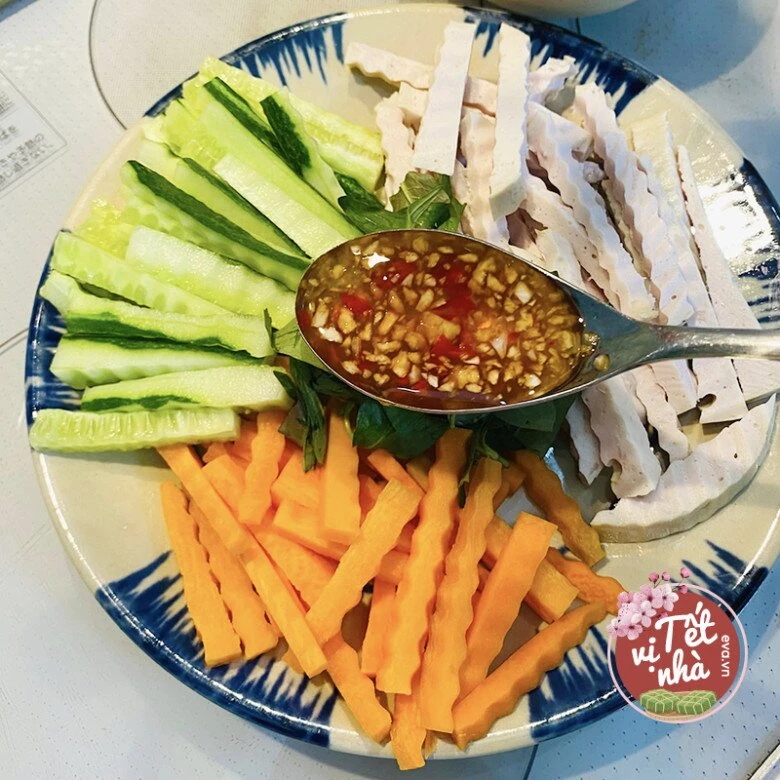 Sắp hết Tết, tủ lạnh còn giò lụa đem làm món chua chua ngọt ngọt thế này đảm bảo hết sạch lại cực ngon - Hình 4