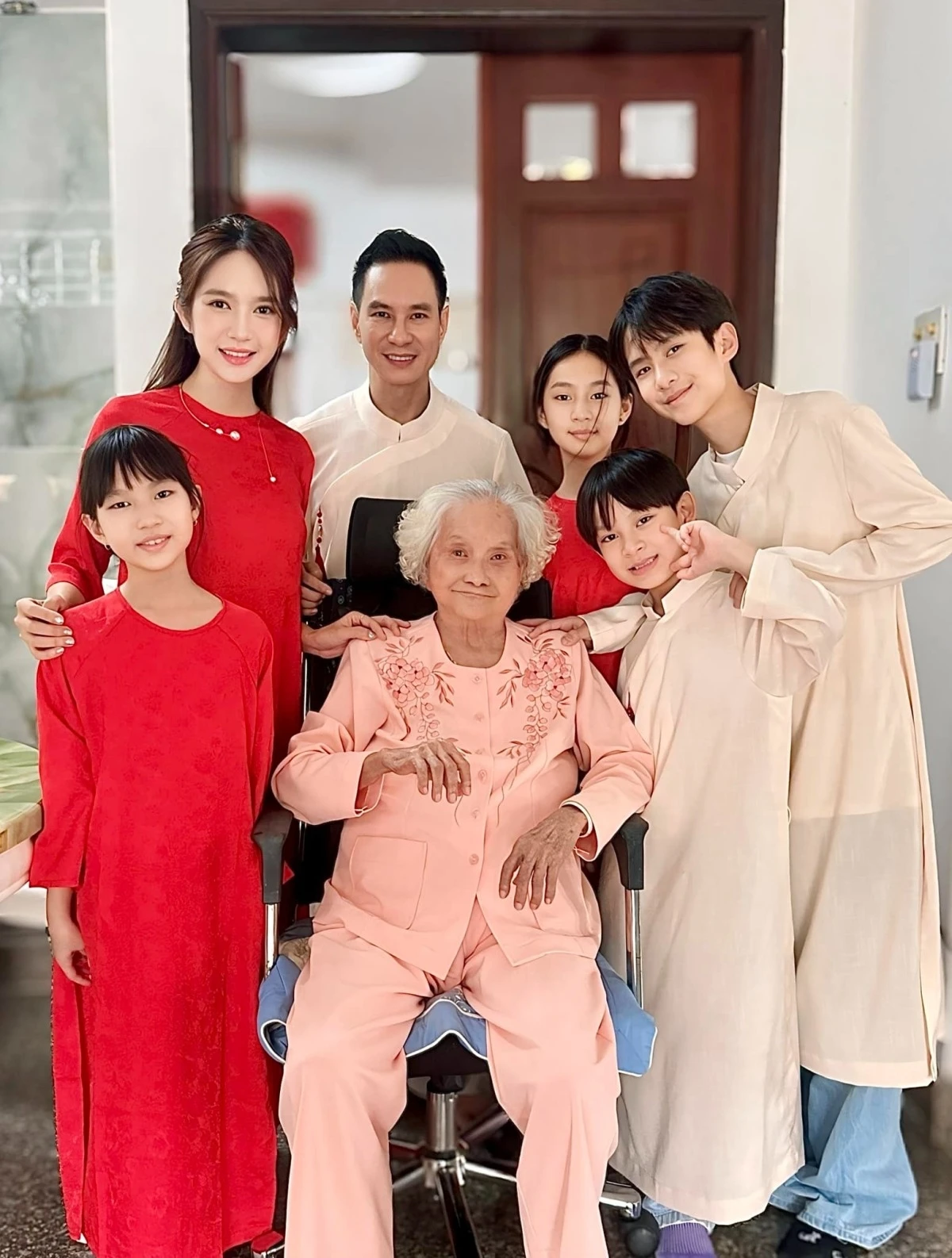Sơn Tùng M-TP, Đỗ Mỹ Linh, Trấn Thành diện áo dài đón Tết Ất Tỵ - Hình 4