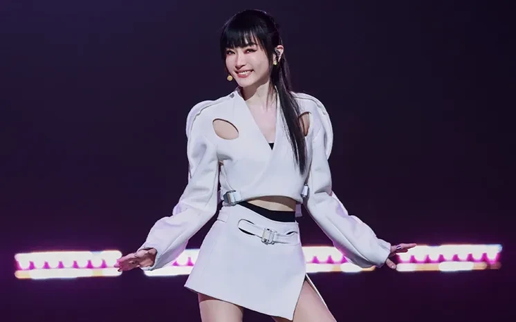 Tạ Kim Yến: Nữ hoàng nhạc dance thi Đạp Gió chung Suni Hạ Linh, U60 như gái 18 - Hình 4