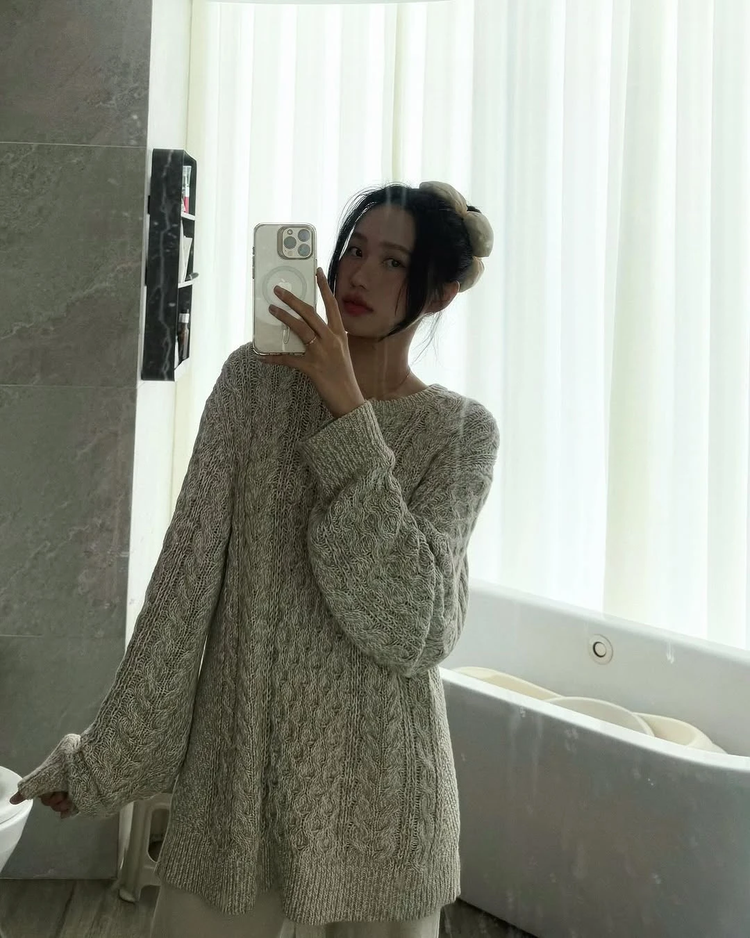 Vợ Văn Hậu lần đầu selfie bị CĐM chê dữ dội, bất chấp nguy hiểm này để khoe đẹp? - Hình 7