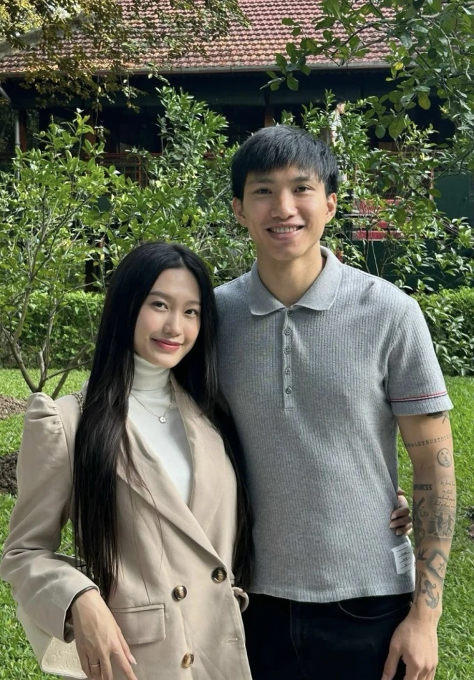 Vợ Văn Hậu lần đầu selfie bị CĐM chê dữ dội, bất chấp nguy hiểm này để khoe đẹp? - Hình 5