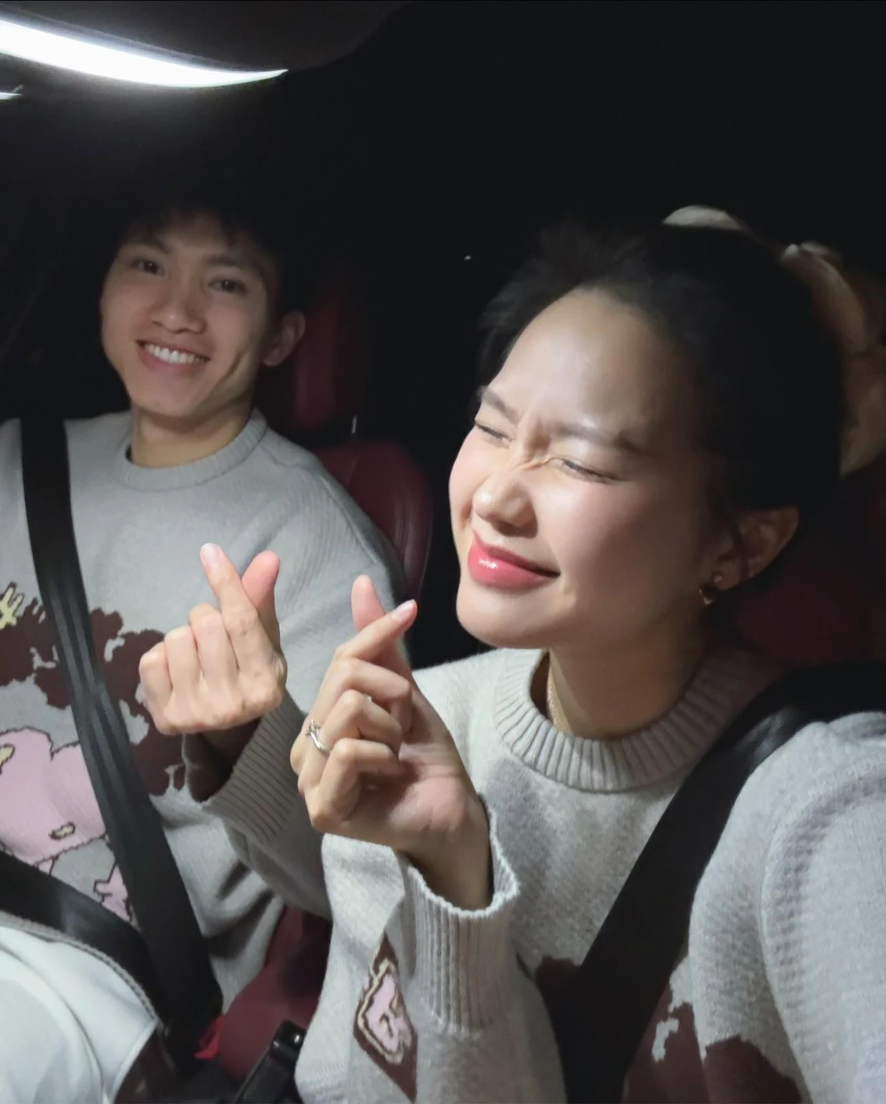 Vợ Văn Hậu lần đầu selfie bị CĐM chê dữ dội, bất chấp nguy hiểm này để khoe đẹp? - Hình 2