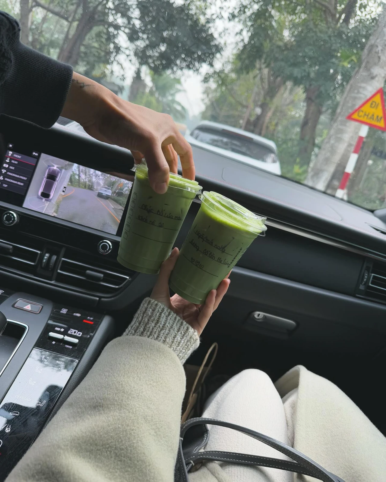 Vợ Văn Hậu lần đầu selfie bị CĐM chê dữ dội, bất chấp nguy hiểm này để khoe đẹp? - Hình 3