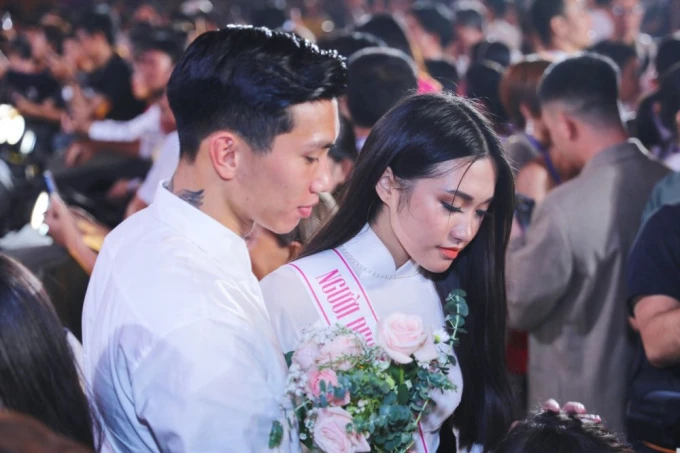 Vợ Văn Hậu lần đầu selfie bị CĐM chê dữ dội, bất chấp nguy hiểm này để khoe đẹp? - Hình 6