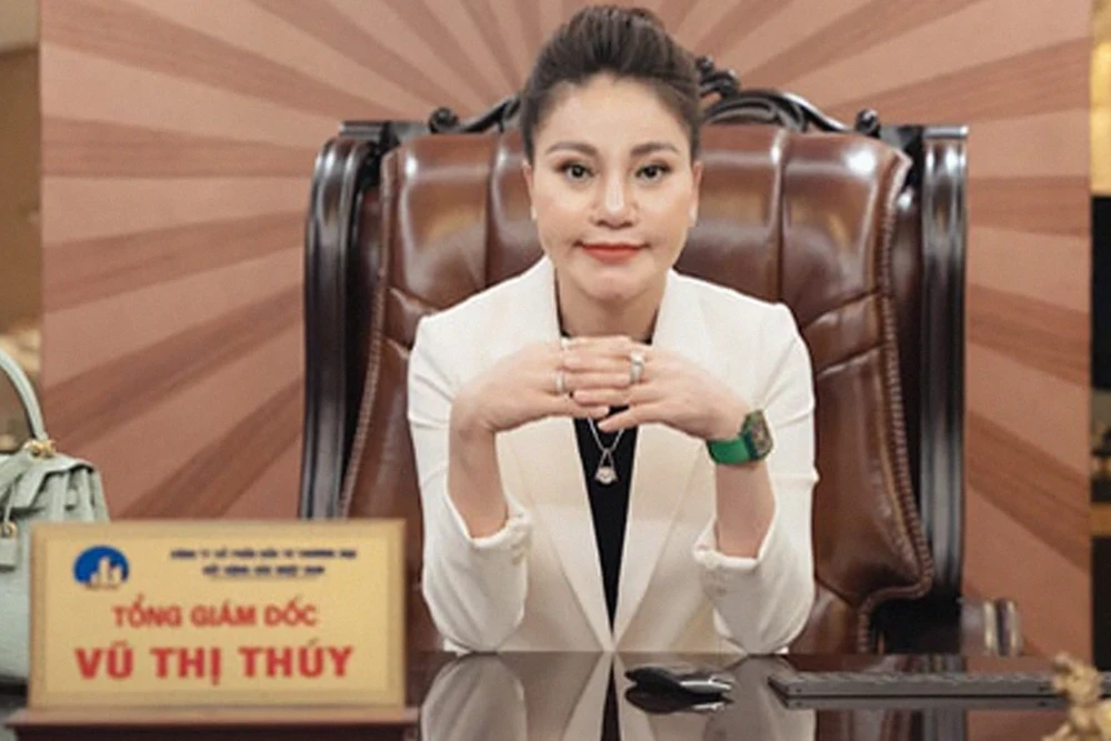 Vợ ca sĩ Khánh Phương bị cáo buộc lừa 9.113 tỷ đồng, chiếm đoạt của 26.000 người - Hình 6