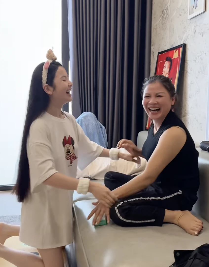 Vợ Quang Hải chăm mẹ chồng như chăm em bé, bị thẳng mặt nói lố vẫn dửng dưng - Hình 2