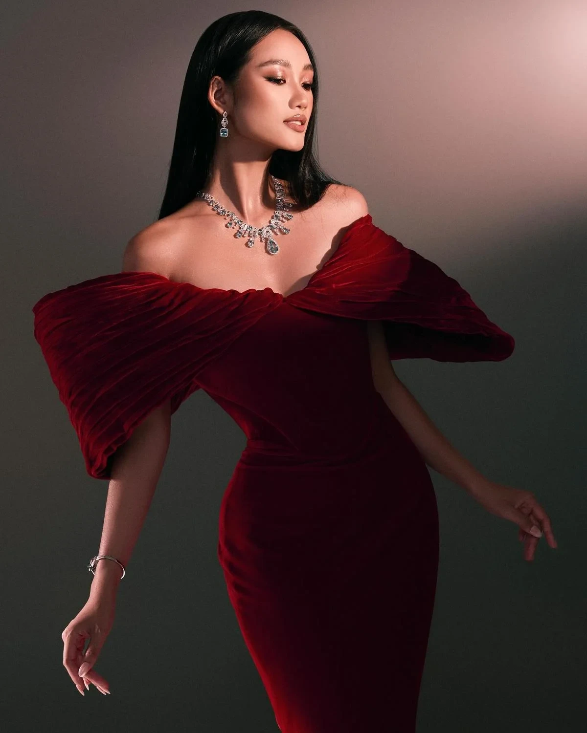 Á hậu Quỳnh Anh rộ tin kế vị Kỳ Duyên thi Miss Universe, loạt bất cập bị đào bới - Hình 7