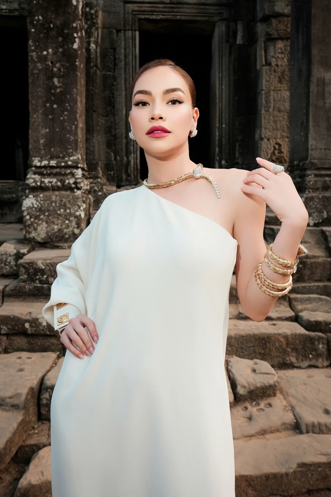 Hồ Ngọc Hà mượn trang sức 30 tỷ, tranh cãi khi catwalk cùng Pia, Mai Davika - Hình 1