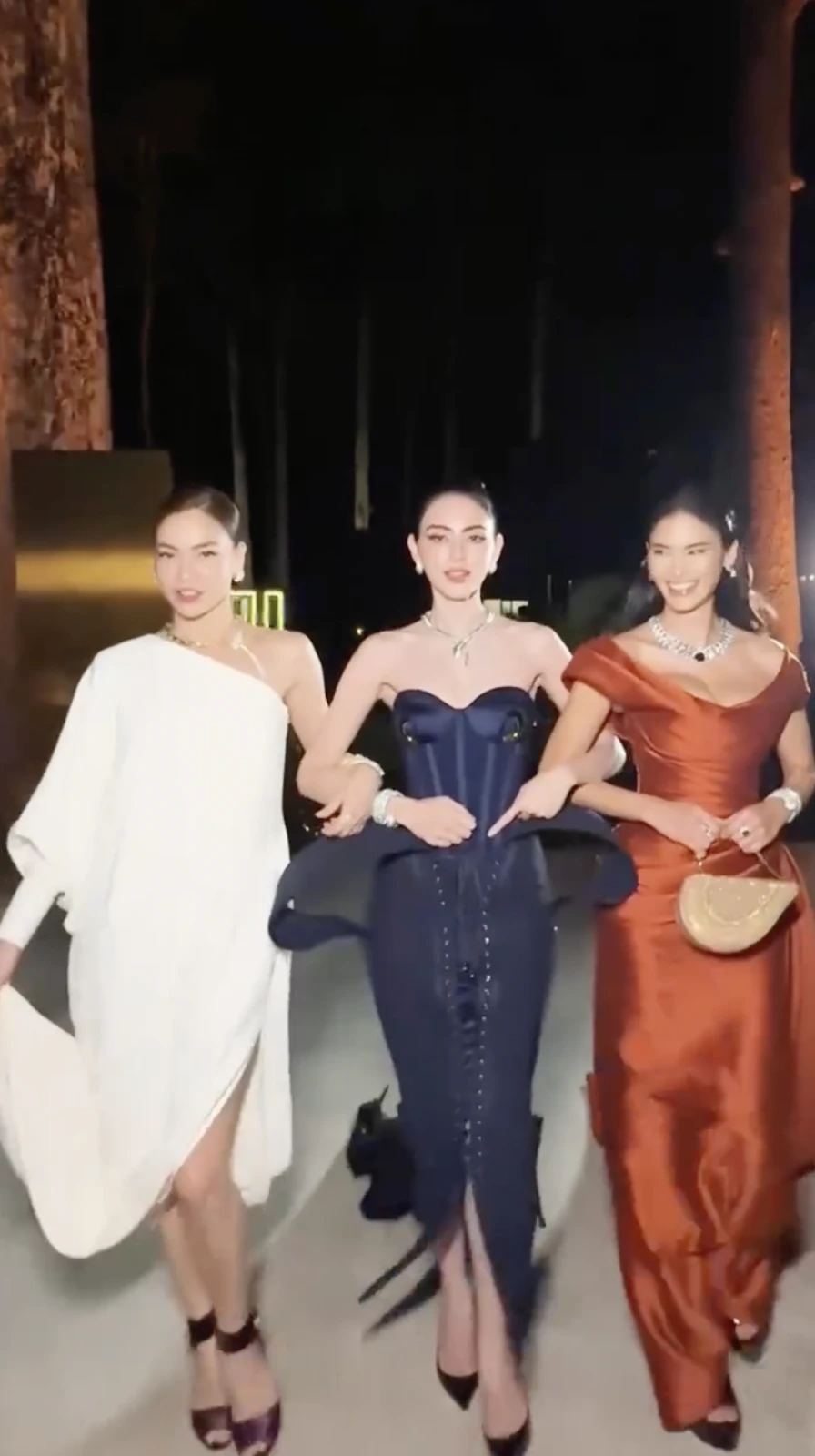 Hồ Ngọc Hà mượn trang sức 30 tỷ, tranh cãi khi catwalk cùng Pia, Mai Davika - Hình 4