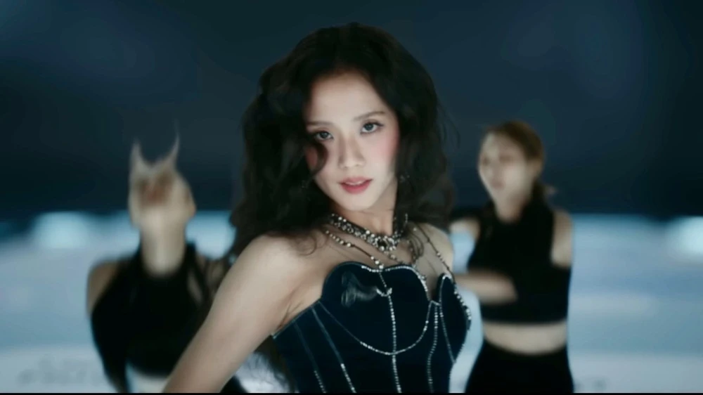 Jisoo (BLACKPINK) rộ tin bí mật đến Việt Nam, lý do từ clip 13 giây gây sốt - Hình 6