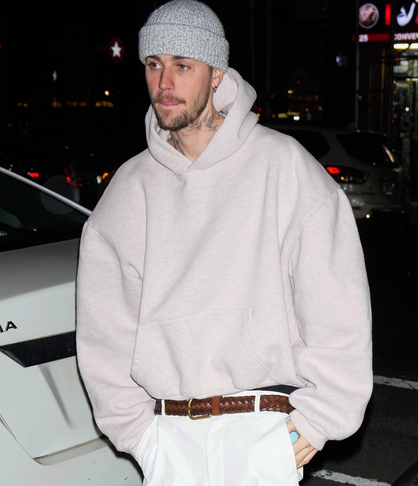 Justin Bieber ra ngoài nửa đêm, quần áo xập xệ, có gì khiến fan phát hoảng? - Hình 2