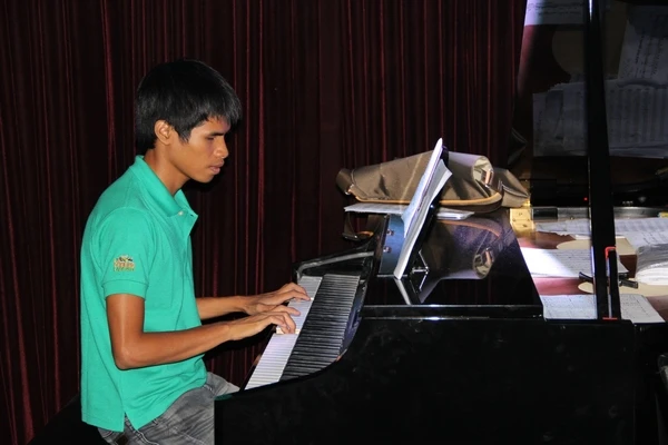 Văn Đông: Chàng khiếm thị The Voice VN, cưới đàn chị tý hon 1m25 nhỏ hơn 14 tuổi - Hình 6