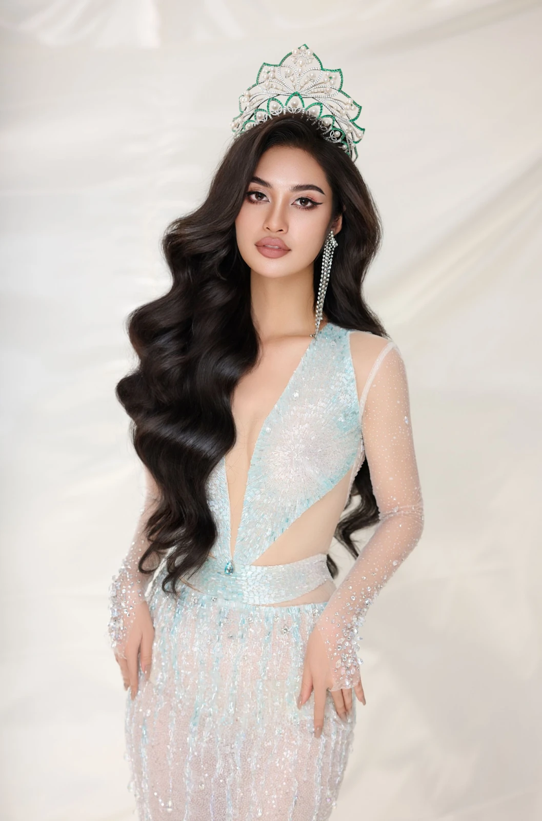 Nông Thúy Hằng: Mỹ nhân Tày gác danh hiệu hoa hậu, thi tiếp Miss Cosmo Vietnam - Hình 8